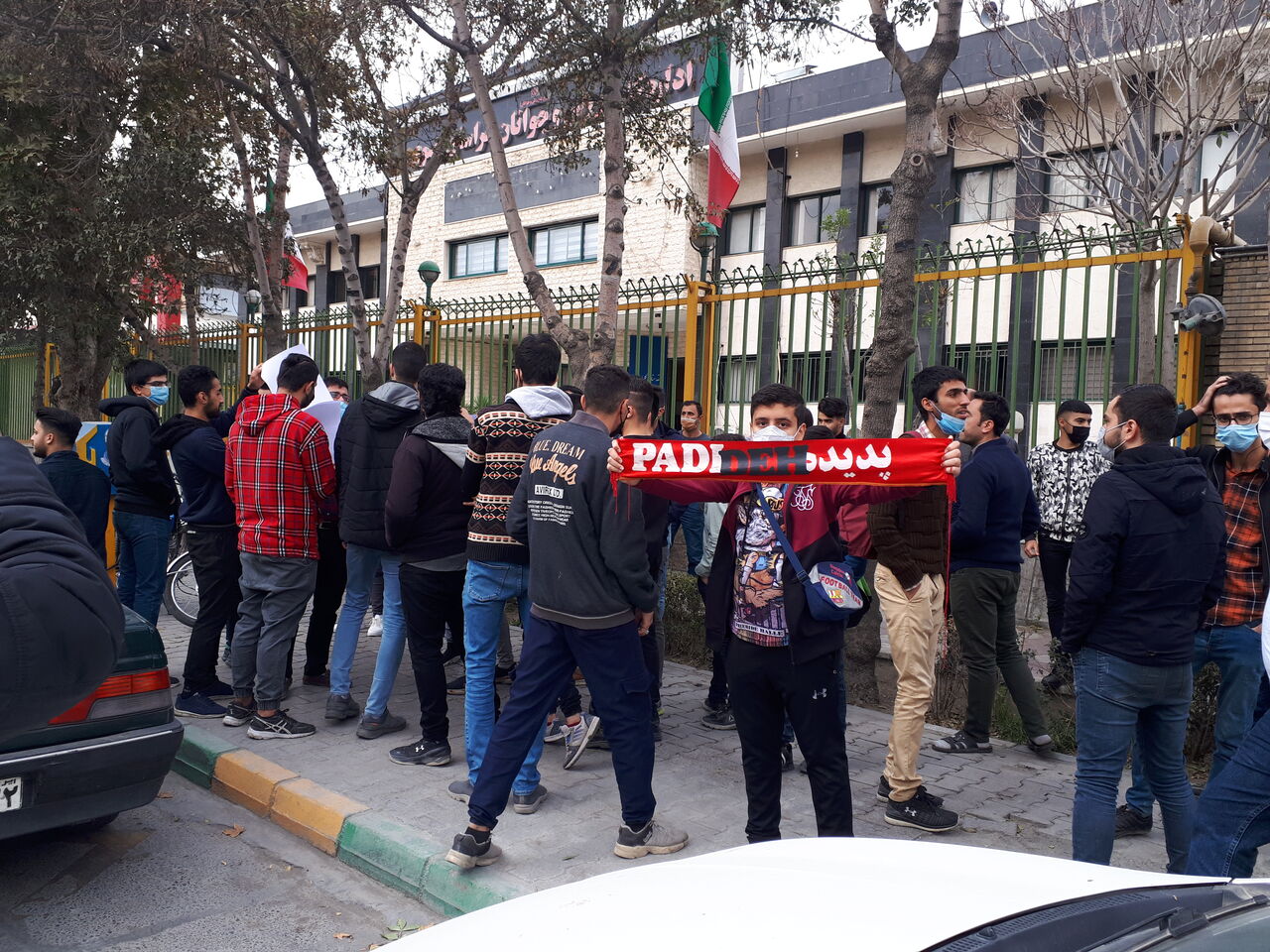 تجمع هواداران تیم فوتبال پدیده خراسان مقابل اداره کل ورزش و جوانان خراسان رضوی
