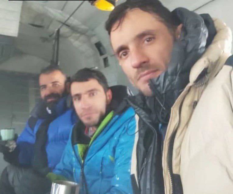 بازگشت امدادگران علم کوه