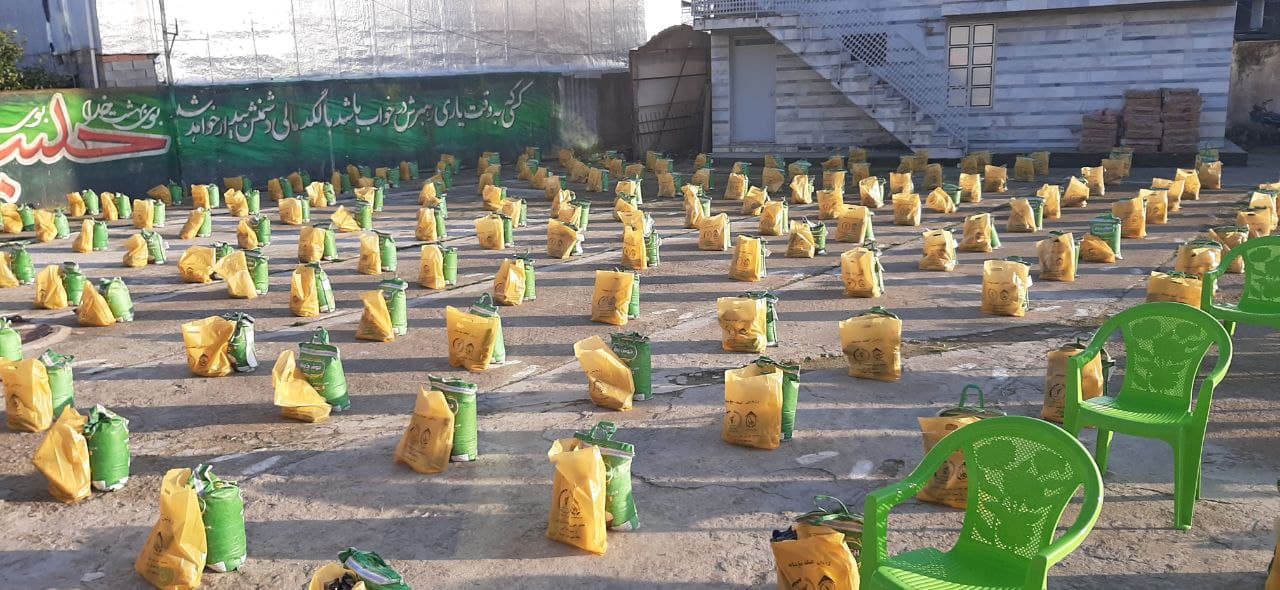 توزیع ۱۵۰۰بسته معیشتی در قالب کمک مومنانه در جویبار
