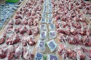 توزیع گوشت قرمز بین خانوارهای نیازمند و کم بضاعت