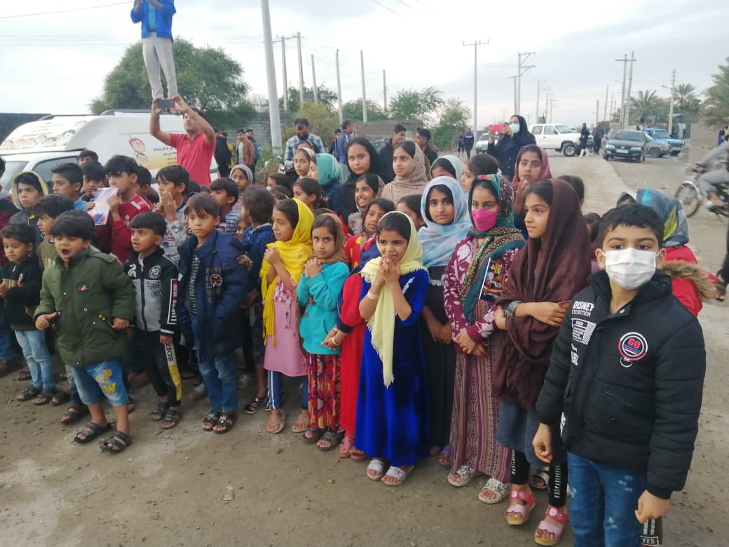 اجرای برنامه‌های شاد برای کودکان مناطق سیل زده میناب