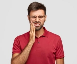 چرا دندان درد شبها به سراغ مان میآید؟
