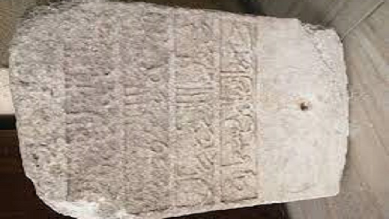 شناسایی سنگ قبر ۳۱۲ ساله در آموزش و پرورش اسدآباد