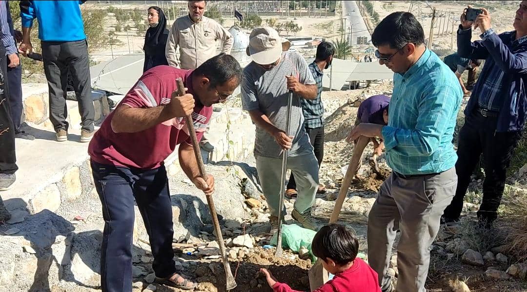 کاشت دو هزار اصله درخت در بوستان شهدای گمنام لامرد