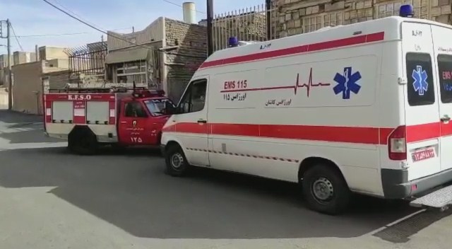 نجات پیرمرد ۷۰ ساله با کمک آتش نشانان کاشانی
