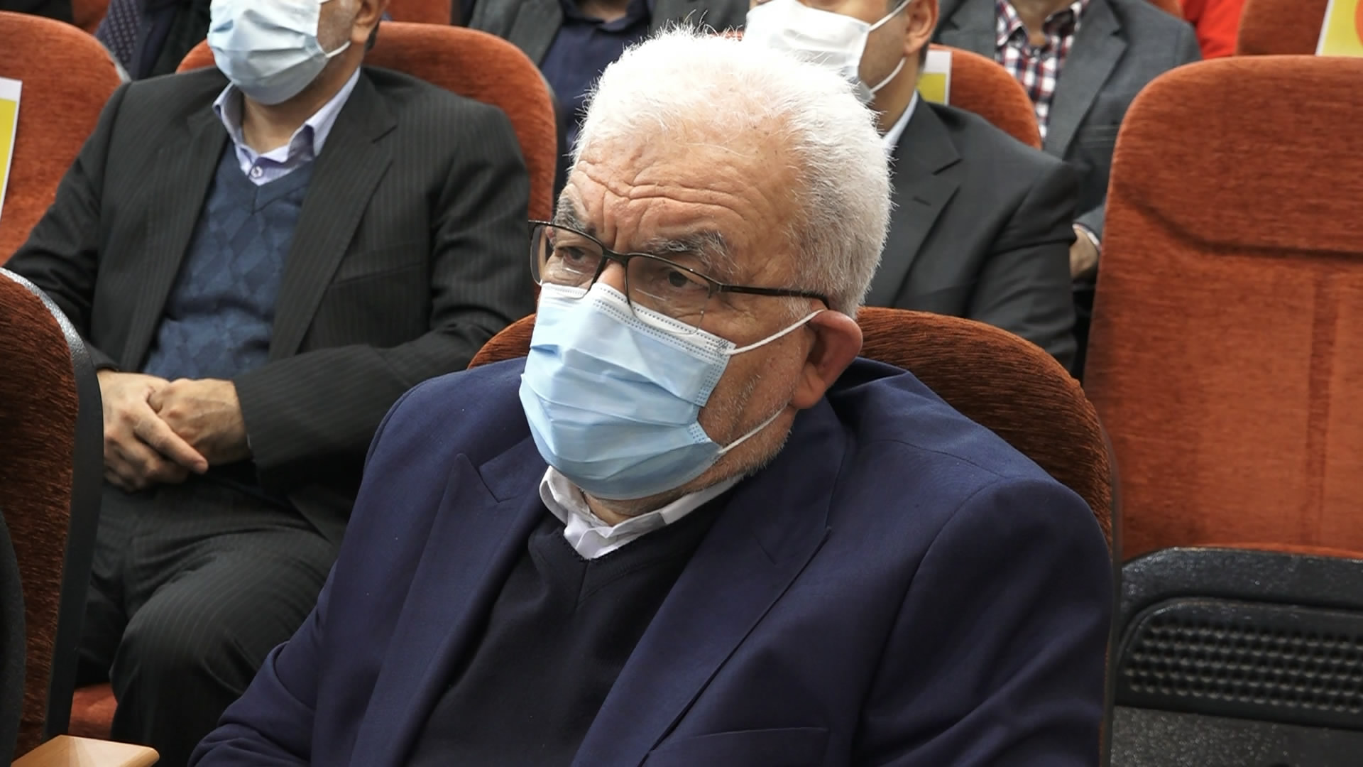 تجلیل از خدمات چندین ساله پزشک نمونه مازندران