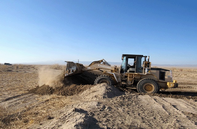 بازگشایی ۲۶۰۰۰ متر مربع بستر رودخانه روستای چاهدراز نهبندان
