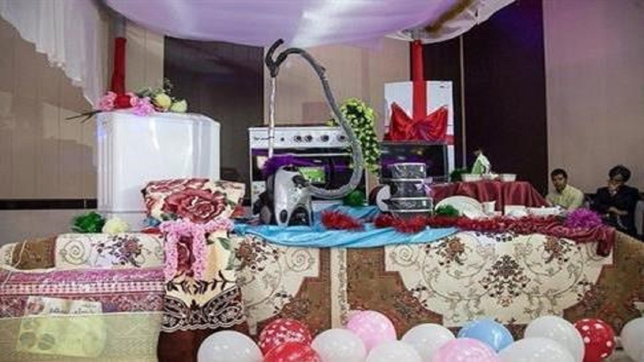 جهیزیه هدیهای به نوعروسان نیازمند ماهشهر