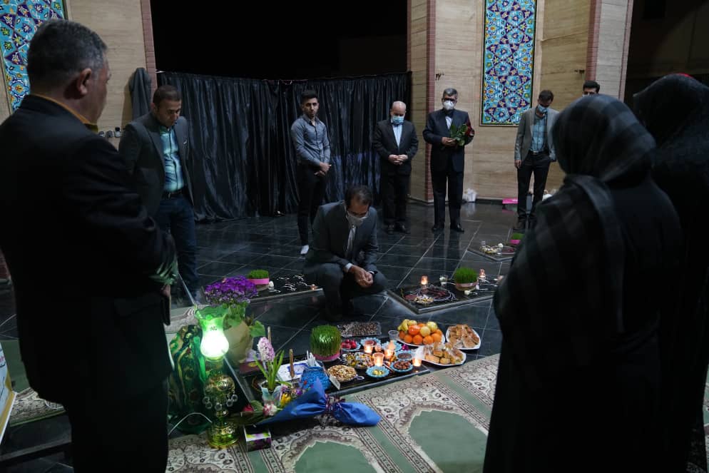 سال تحویل خانواده شهید نقدی پور در کنار مزار شهید