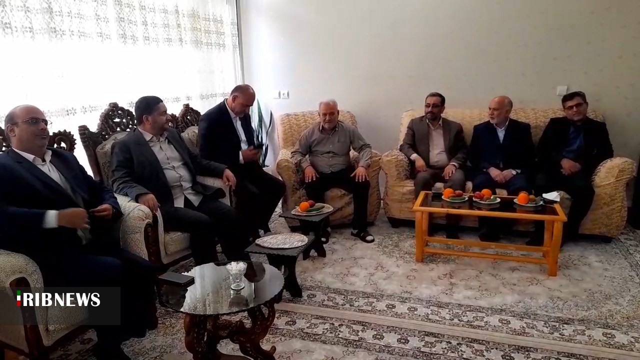 عید مبارکی فرماندار کاشان با خانواده شهید خادمی
