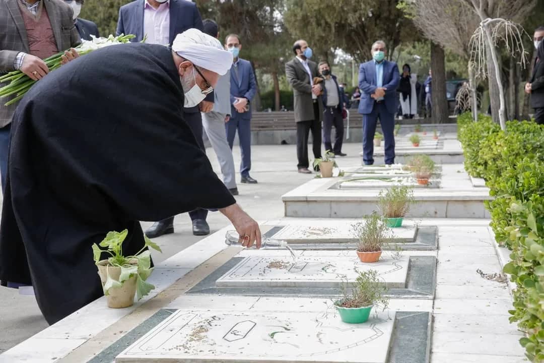 حضور تولیت آستان قدس رضوی بر مزار شهدای بهشت رضا (ع) مشهد