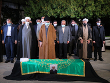 اقامه نماز رهبر انقلاب بر پیکر حجت الاسلام‌ والمسلمین ری‌شهری