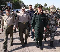 بازدید سرلشکر باقری از نمایشگاه راهیان نور نیروی دریایی ارتش