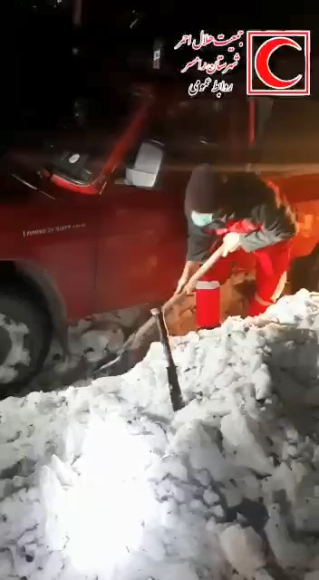 نجات جان راننده گیر افتاده در برف