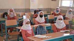 آشتی دانش اموزان با میز و نیمکت ها