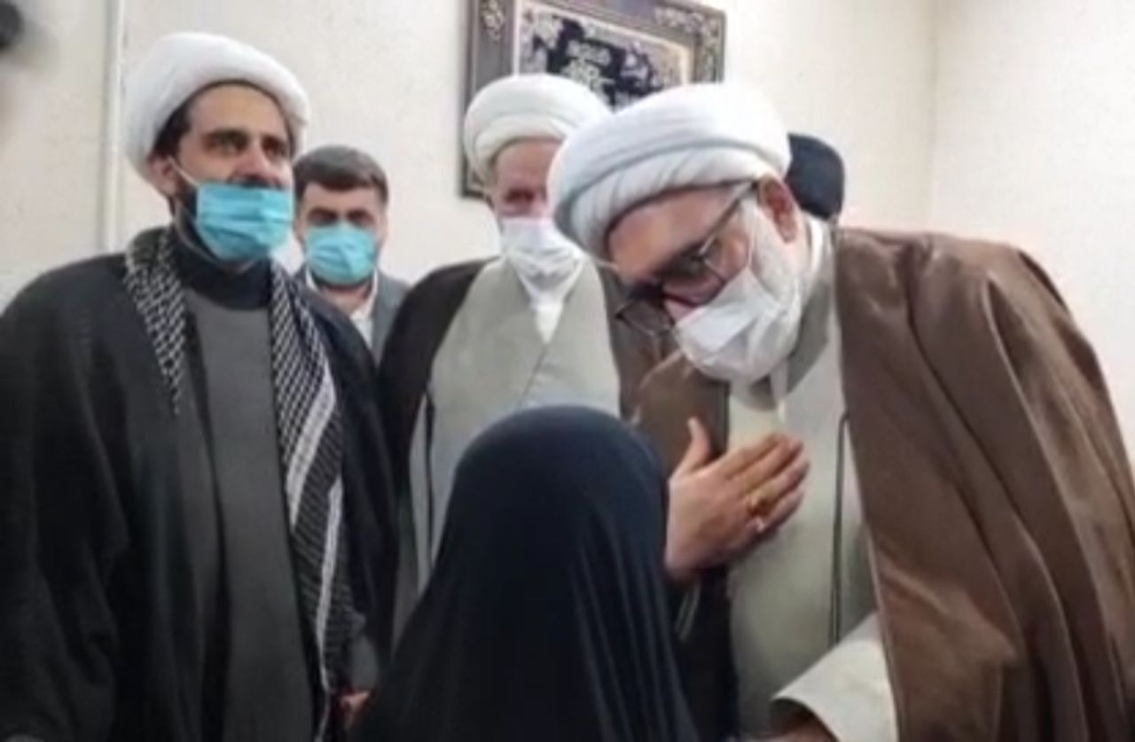 دیدار تولیت آستان قدس با خانواده شهید حادثه امروز در حرم رضوی