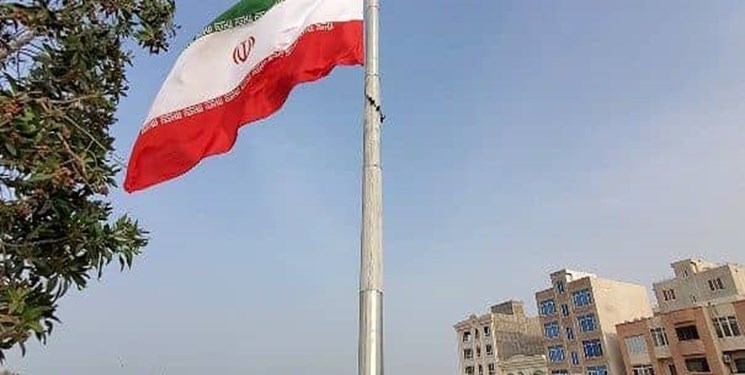 بلندترین پرچم هرمزگان در قشم بر افراشته شد