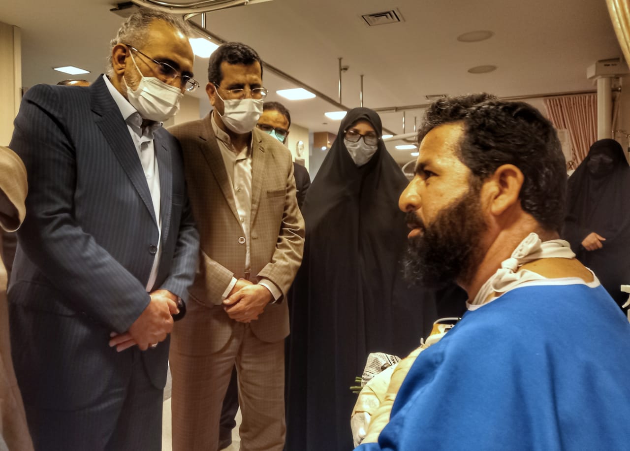 عیادت معاون پارلمانی رییس جمهور از مجروح جنایت تروریستی در حرم مطهر رضوی