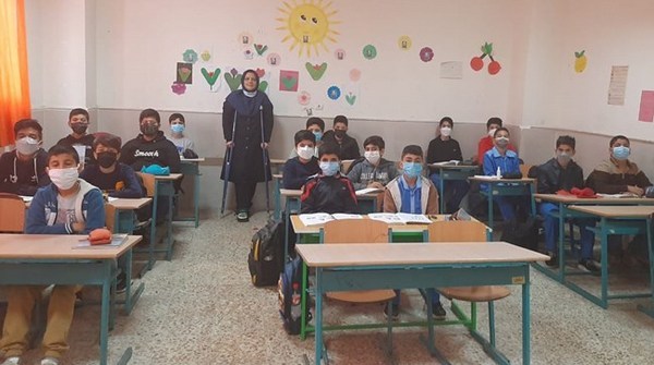 دانشآموزانی که دست معلم برای نوشتن شدند