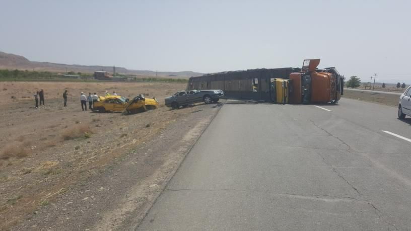 امدادرسانی به مصدومین واژگونی تریلی در نیشابور