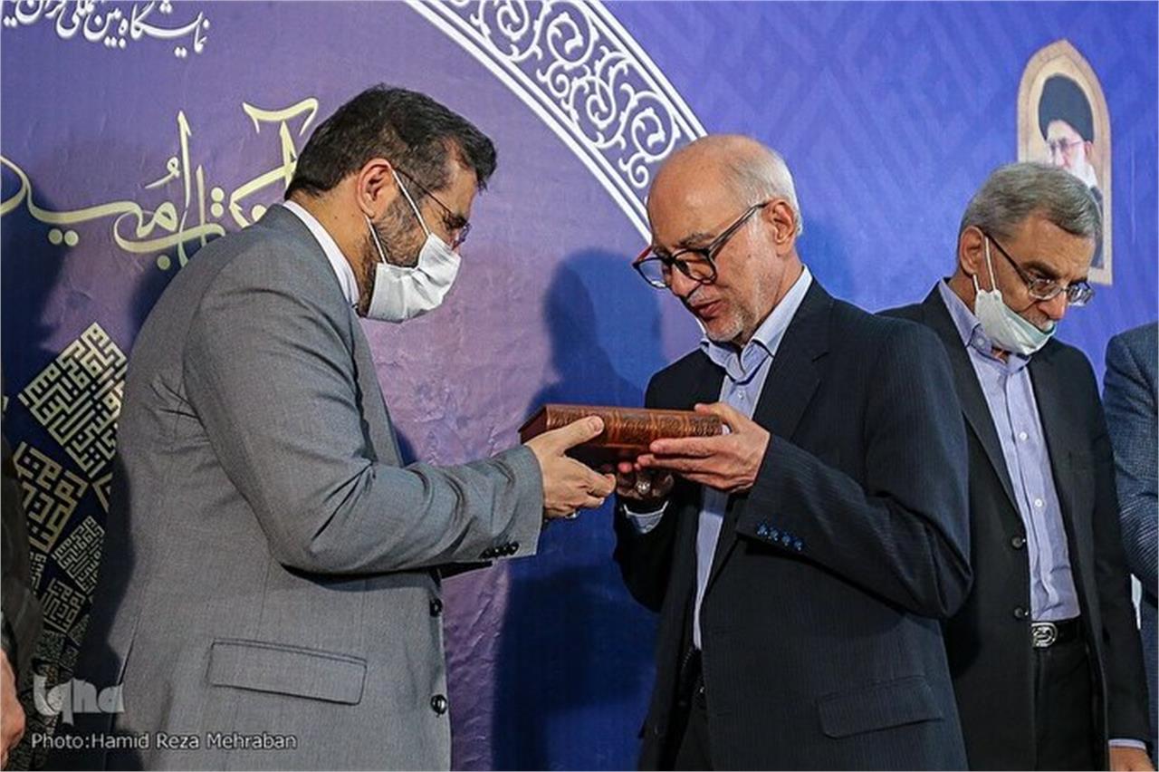 تجلیل وزیر فرهنگ از معلم قرآن پیشکسوت در حاشیه نمایشگاه قرآن