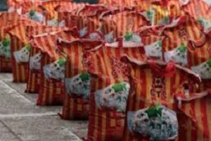 اهدای بسته های کمک معیشتی در آبادان و خرمشهر