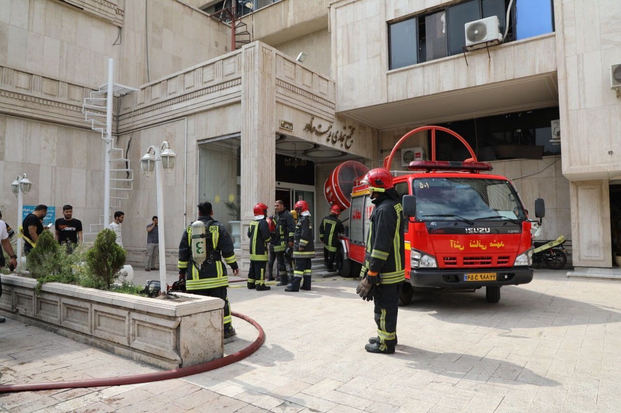 مهار آتش سوزی در مجتمع زیست خاور مشهد