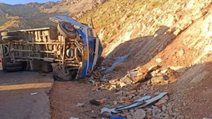 ۱۸ مصدوم در واژگونی مینی بوس در نورآباد