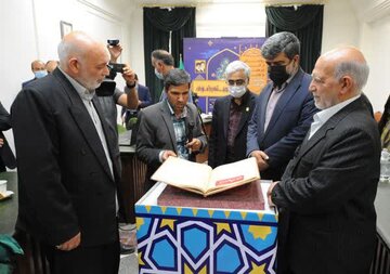رونمایی از نسخه‌های آرشیوی یک روزنامه ۷۰ ساله در کتابخانه آستان قدس رضوی