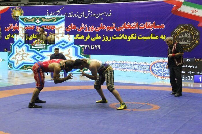 پیراهن تیم ملی کشتی پهلوانی بر تن دو ورزشکار خراسان شمالی