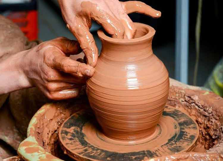 جادوی آب، خاک و رنگ در کارگاههای سفالگری میبد