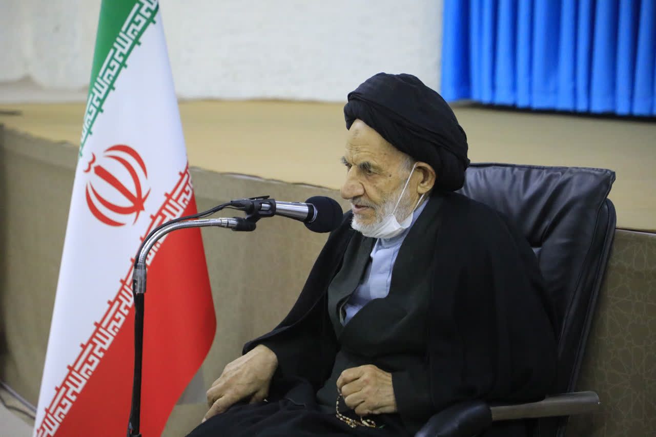 کسانی که دل به دشمن بسته اند از شر دشمنان ایمن نیستند