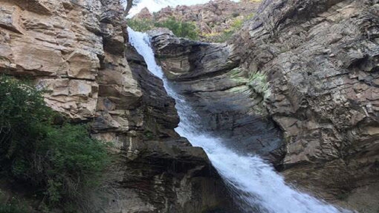 آبشار سنج جلوه ای زیبا در دل روستای ساوجبلاغ