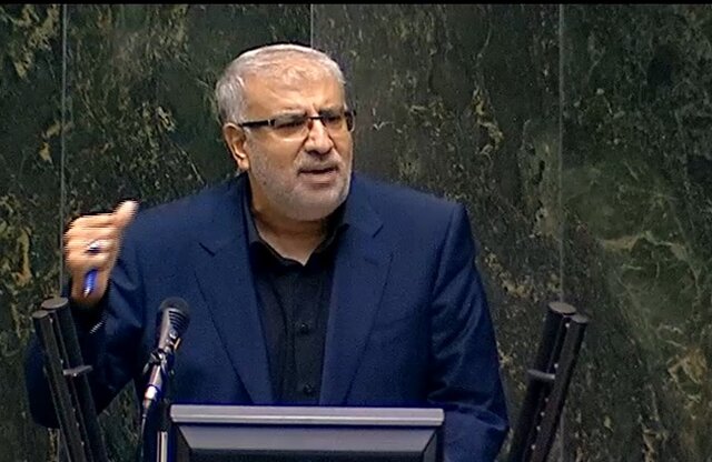 تکذیب شایعه گرانی بنزین و جمعآوری کارت سوخت جایگاهداران