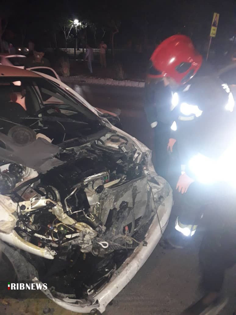 رهاسازی راننده از پژو ۲۰۶ واژگون شده در بزرگراه شهید میثمی اصفهان