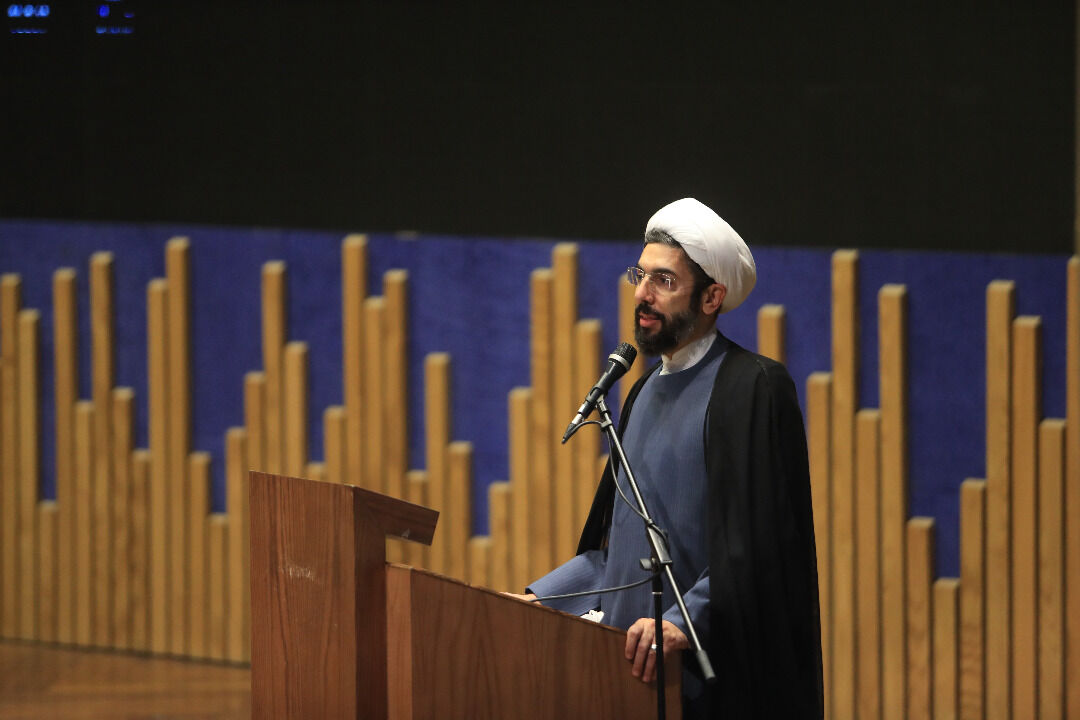 نباید مقابل قتل عام فرهنگی دشمن غفلت کنیم