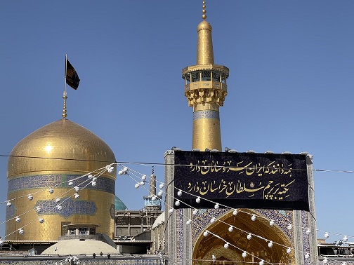 اهتزاز پرچم سیاه بر فراز گنبد حرم مطهر رضوی