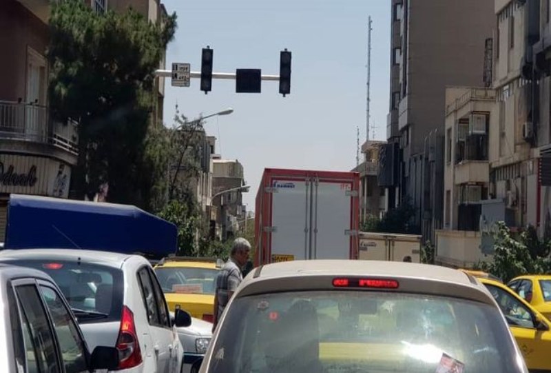 چهارراه بدون چراغ راهنمایی!