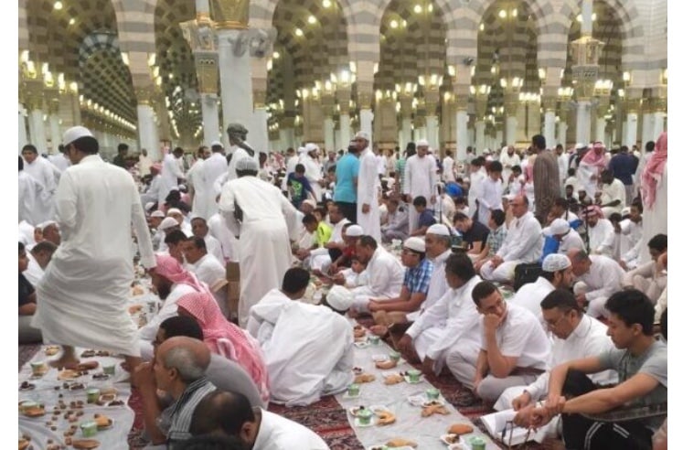 پهن شدن سفرههای افطار در مسجدالنبی (ص) همزمان با آغاز ماه ذیالحجه