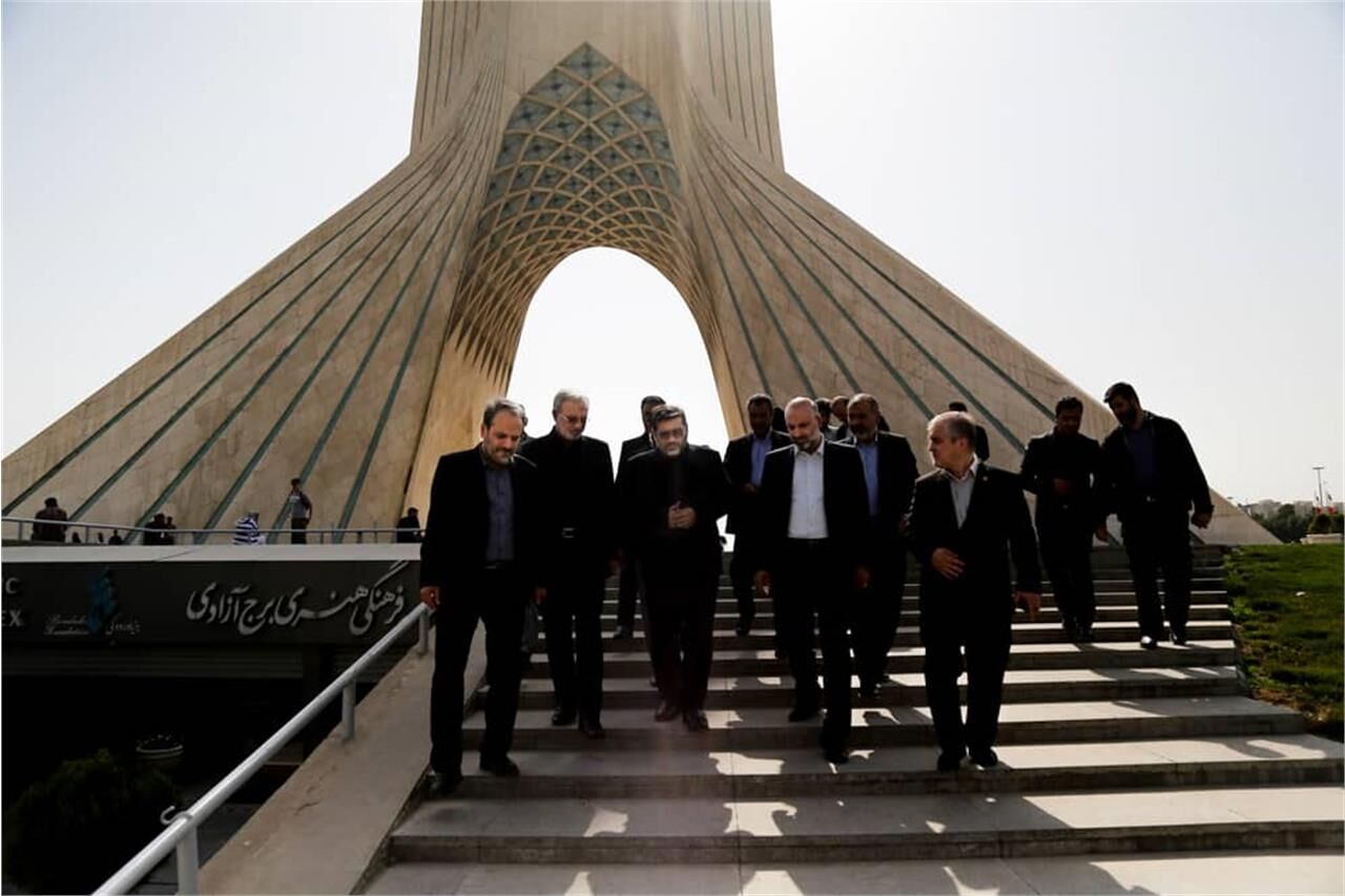 فراهم شدن نمایشگاه‌های فرهنگی هنری در مجموعه برج آزادی