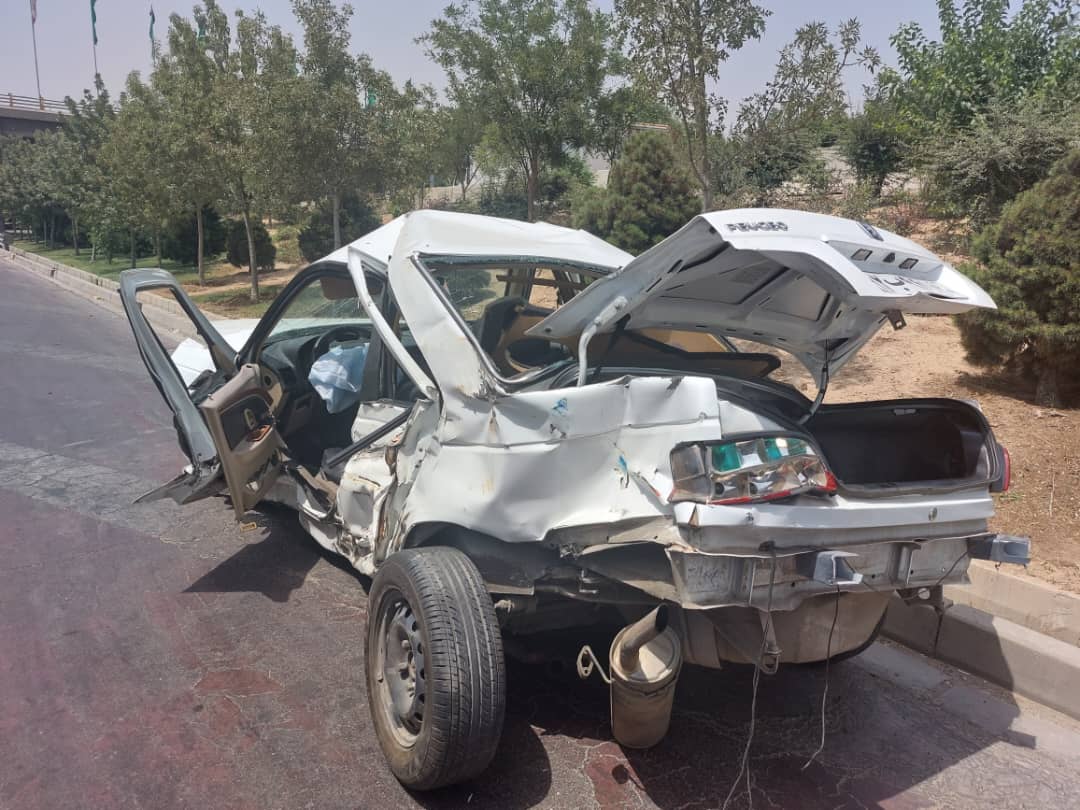مچاله شدن پژو به علت تغییر ناگهانی مسیر در بزرگراه آزادگان