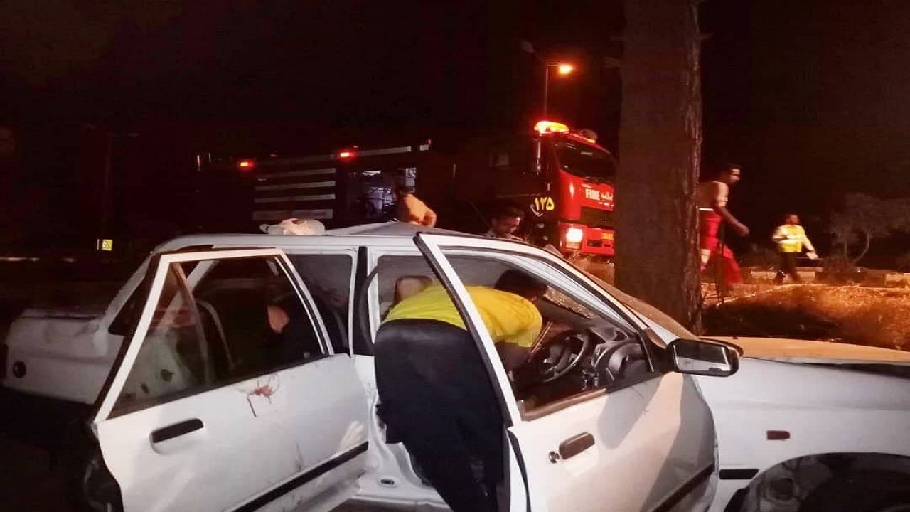 برخورد پراید با درخت حادثه آفرید
