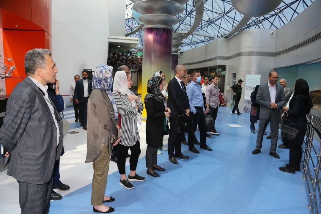 بازدید مهمانان خارجی حاضر در نمایشگاه «شهر‌های خواهرخوانده تهران» از منطقه عباس آباد