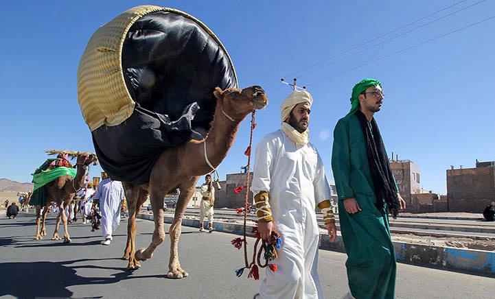 حرکت کاروان نمادین حسینی در شهر سندرک