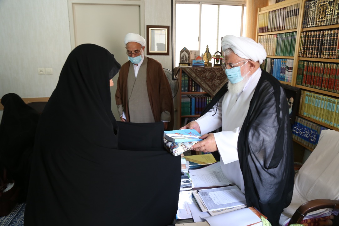 دلجویی امام جمعه یزد از دختر شهید آمر به معروف