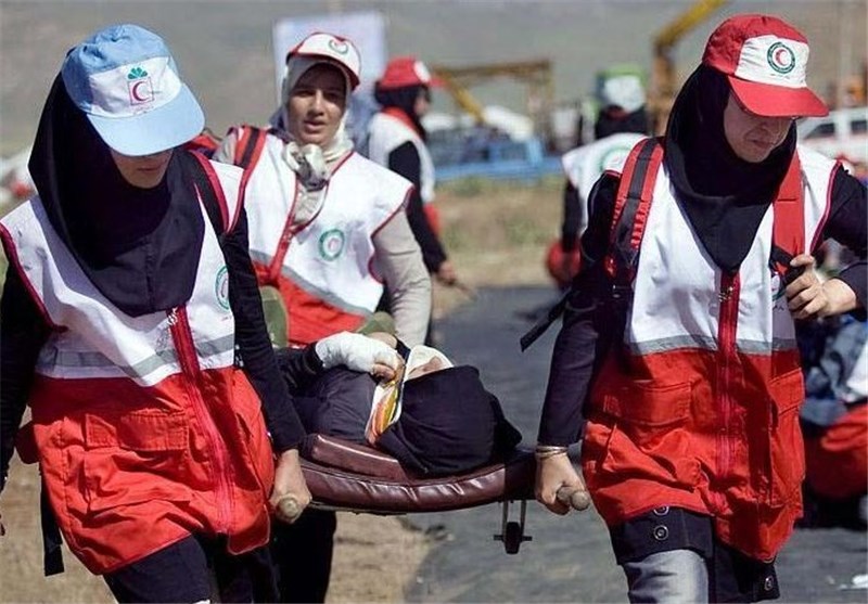 خدمات رسانی امدادگران هلال احمر به زائرین پیاده تاحرم اباعبدالله(ع)