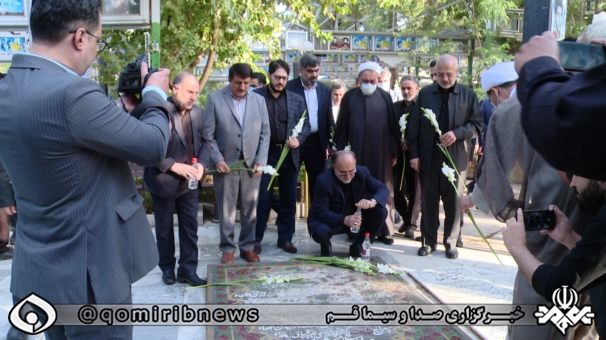 عطر افشانی مزار شهدا به مناسبت هفته دولت