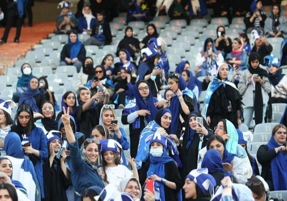 حضور هزار و ۵۰۰ نفری هواداران زن در آزادی